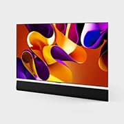 Vista lateral esquerda ligeiramente inclinada da LG OLED evo TV, OLED G4 na parede com a barra de som abaixo