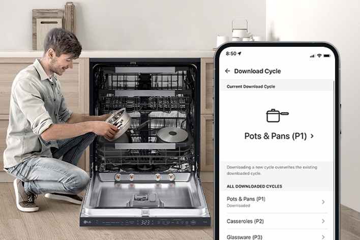 Um homem segura um tacho ao lado de uma máquina de lavar loiça LG. Um smartphone apresenta a aplicação ThinQ™ com um ciclo de lavagem de tachos e panelas selecionado.