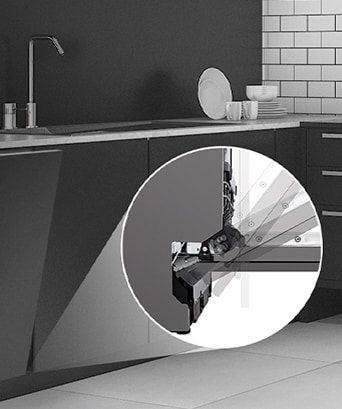 Interior da cozinha com a máquina de lavar loiça parcialmente aberta e ilustração do funcionamento da porta deslizante e fixa.