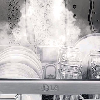 Grande plano de pratos dentro de uma máquina de lavar loiça LG, cheia de vapor para mostrar o desempenho potente e higiénico da limpeza a vapor.	