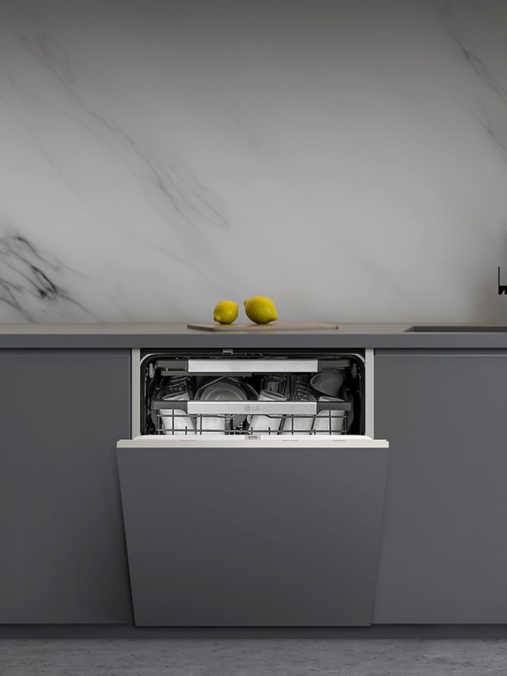 A máquina de lavar loiça de encastrar LG está parcialmente aberta para mostrar as prateleiras limpas. Cozinha moderna com painel de fundo em mármore e design minimalista.