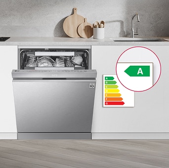 Máquina de lavar loiça livre LG colocada numa cozinha branca, parcialmente aberta. Está presente uma etiqueta de eficiência energética com classe A.