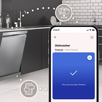 Cozinha com uma máquina de lavar loiça LG parcialmente aberta. Smartphone a mostrar a app ThinQTM a confirmar o conclusão do ciclo e os controlos inteligentes