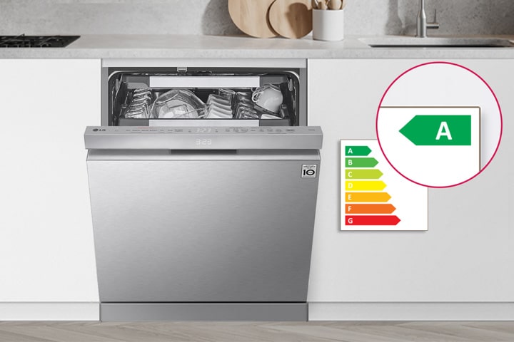 Máquina de lavar loiça LG com a porta parcialmente aberta, a mostrar loiça lavada. A etiqueta indica eficiência energética classe A.