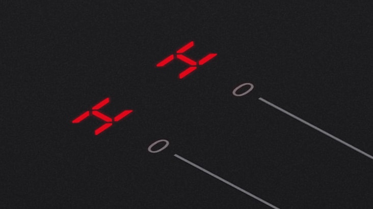 Imagem próxima da luz LED "H", que é um indicador de calor na placa de indução.
