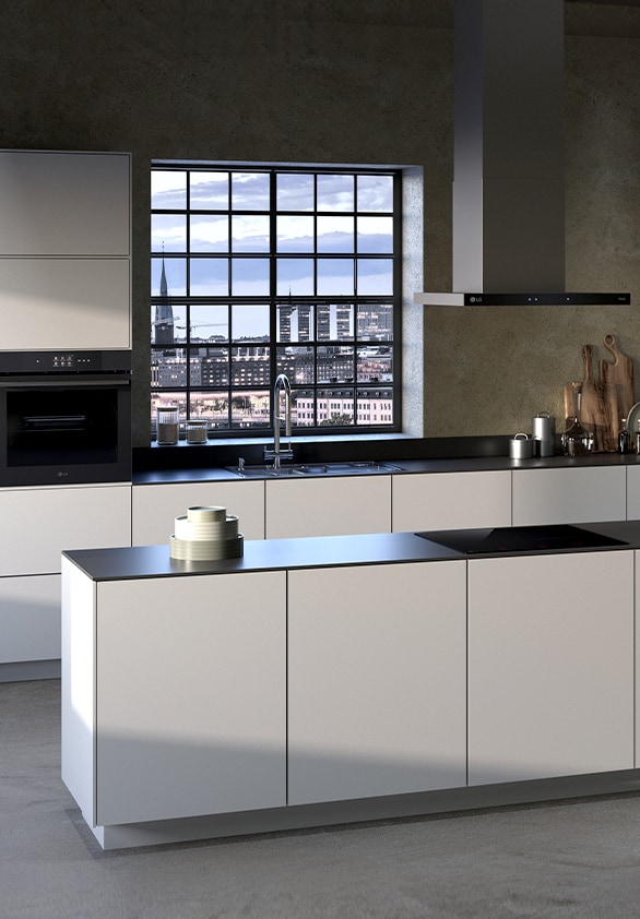 Imagem do interior de uma cozinha com forno de encastre LG, exaustor e placa de indução instalados.