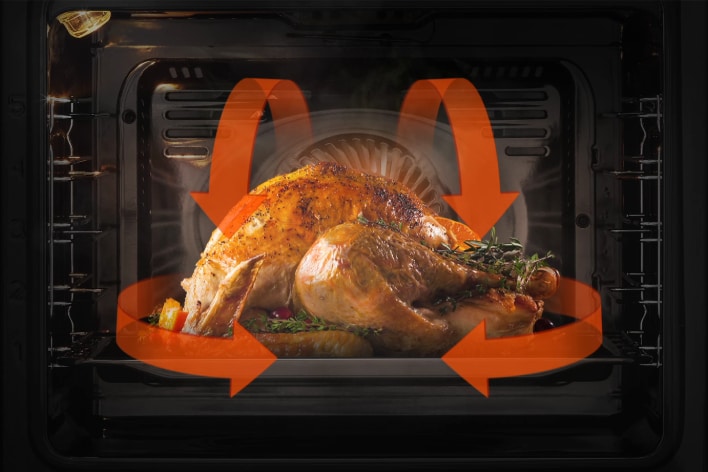 Frango assado a cozinhar num forno com um fluxo homogéneo de ar quente da convecção