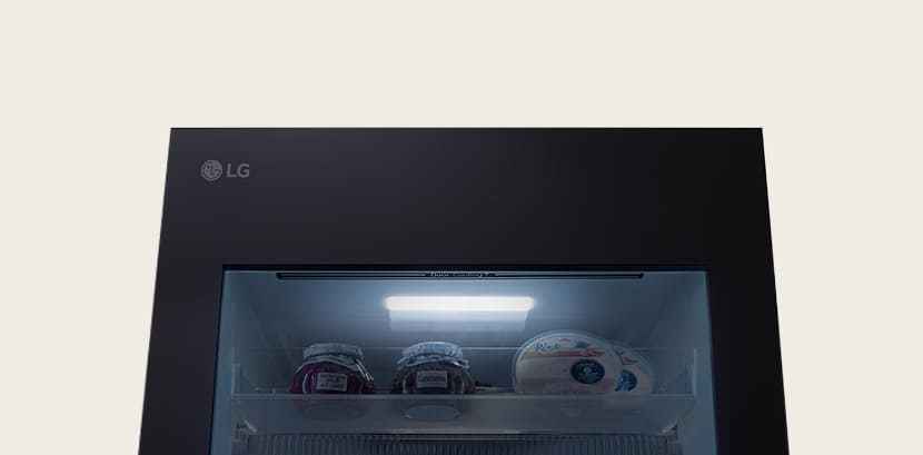 Grande plano da iluminação LED suave, distribuindo eficazmente a luz por todo o frigorífico, sem perturbar a visão.