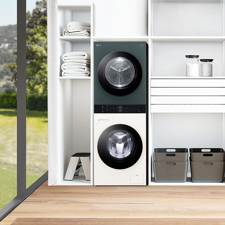 WashTower™ instalada num espaço multiúsos, por debaixo das escadas.