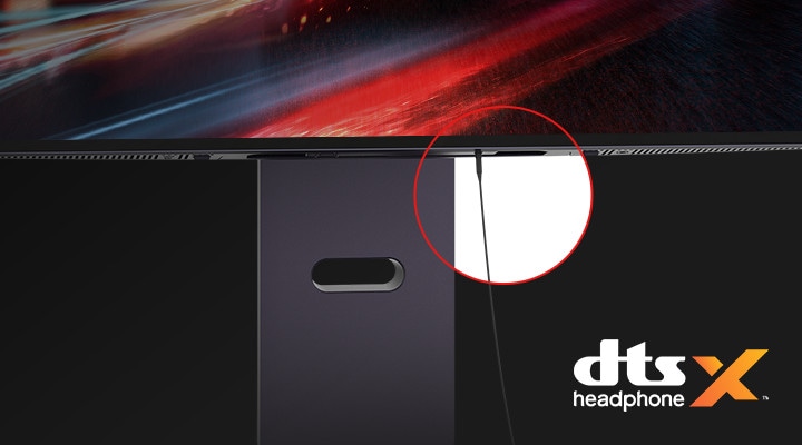 The 4-pole headphone cord is connected to the monitor.