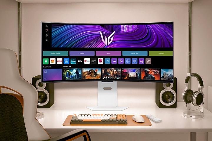 O vídeo mostra um monitor virado para a frente numa secretária, alternando entre imagens do webOS e imagens de jogo. 
