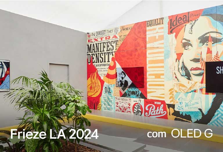 Televisão OLED G montada no meio do mural de Shepard Fairey.