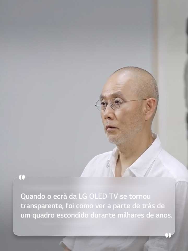 Entrevista a Suh Do ho com texto, onde lemos «Quando o ecrã da LG OLED TV se tornou transparente, foi como ver a parte de trás de um quadro escondido durante milhares de anos».