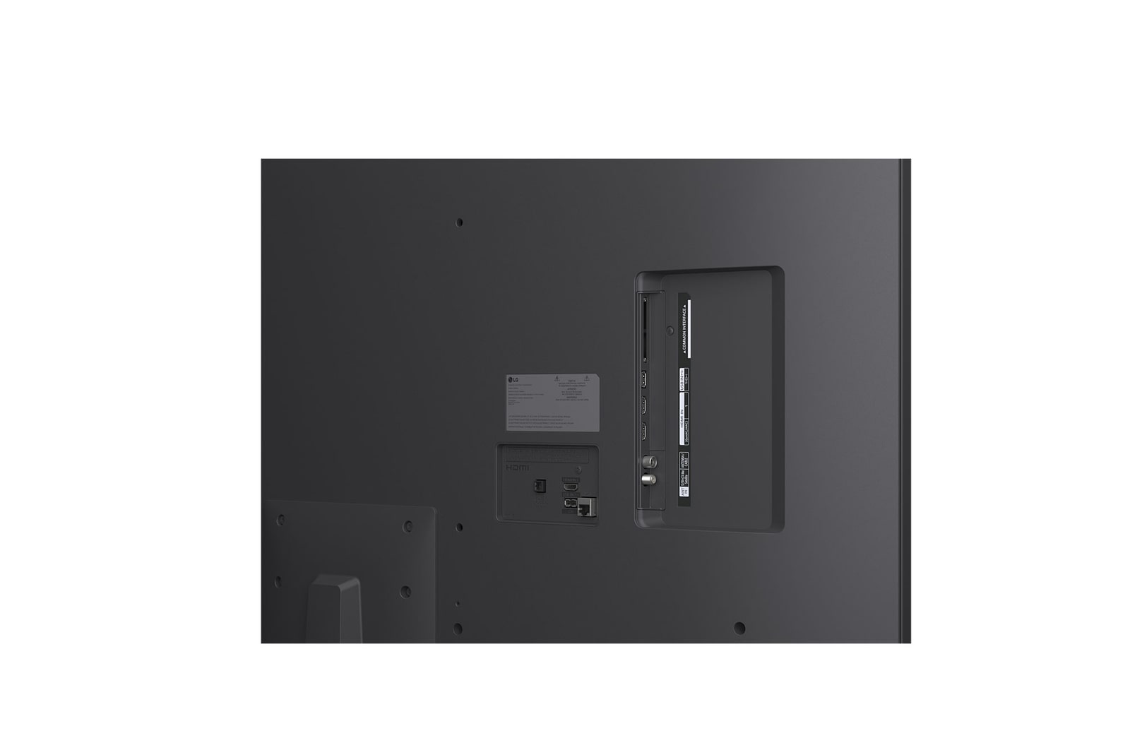 Grande plano de uma LG TV que mostra como funciona a AI Search. Abre-se uma pequena janela de conversação a mostrar como o utilizador perguntou quais os jogos de desporto disponíveis. A AI Search respondeu por chat, mostrando miniaturas de conteúdo disponível. Há também uma mensagem para perguntar ao Copilot da Microsoft. 