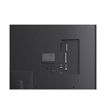 Grande plano de uma LG TV que mostra como funciona a AI Search. Abre-se uma pequena janela de conversação a mostrar como o utilizador perguntou quais os jogos de desporto disponíveis. A AI Search respondeu por chat, mostrando miniaturas de conteúdo disponível. Há também uma mensagem para perguntar ao Copilot da Microsoft. 
