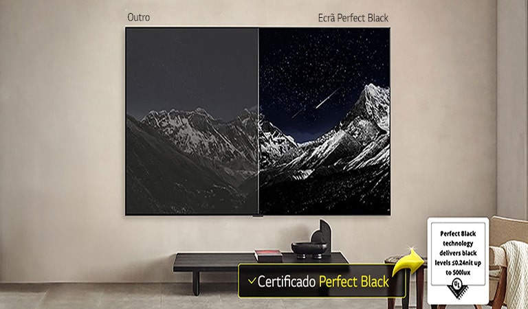 Sala de estar com uma LG OLED TV montada na parede. Na TV, vê-se uma cordilheira sob um céu noturno escuro repleto de estrelas. Esta cena está dividida ao meio. Um lado mostra uma versão mais monótona e cinzenta da paisagem, rotulada como “Imagem mate”. Do outro lado, está uma imagem mais agradável com uma maior gama dinâmica de tons pretos e brancos. Esta está rotulada como “Imagem com tons escuros perfeitos”. Também é visível um logótipo de certificação, “a tecnologia de tons escuros perfeitos oferece níveis de tons escuros menores ou iguais a 0,24 nit até 500 lux”. Ao seu lado, um balão de texto diz: “Verifique a marca de certificação Tons Escuros Perfeitos”.
