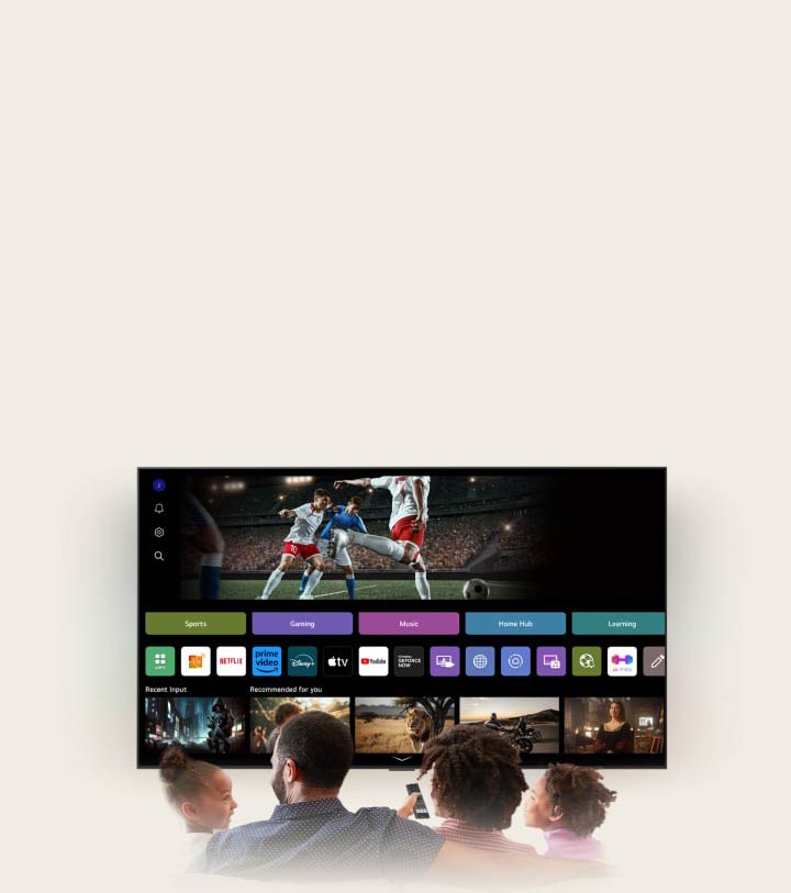 Uma família de quatro pessoas está reunida à volta de um LG AI TV. Aparece um círculo à volta da pessoa que tem o comando, mostrando o seu nome. Isto mostra como o AI Voice ID reconhece a assinatura de voz de cada utilizador. A interface webOS mostra então como a AI muda automaticamente a conta e recomenda conteúdos personalizados.