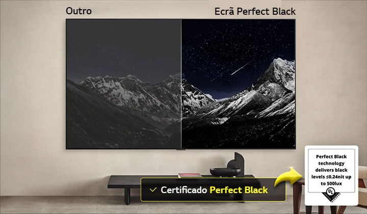 Sala de estar com uma LG OLED TV montada na parede. Na TV, vê-se uma cordilheira sob um céu noturno escuro repleto de estrelas. Esta cena está dividida ao meio. Um lado mostra uma versão mais monótona e cinzenta da paisagem, rotulada como “Imagem sem tons escuros perfeitos”. Do outro lado, está uma imagem mais agradável com uma maior gama dinâmica de tons pretos e brancos. Esta está rotulada como “Imagem com tons escuros perfeitos”. Também é visível um logótipo de certificação, “a tecnologia de tons escuros perfeitos oferece níveis de tons escuros menores ou iguais a 0,24 nit até 500 lux”. Ao seu lado, um balão de texto diz: “Verifique a marca de certificação Tons Escuros Perfeitos”. 