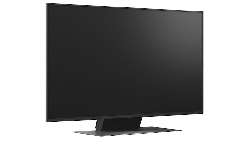 Grande plano de uma LG TV que mostra como funciona a AI Search. Abre-se uma pequena janela de conversação a mostrar como o utilizador perguntou quais os jogos de desporto disponíveis. A AI Search respondeu por chat, mostrando miniaturas de conteúdo disponível. Há também uma mensagem para perguntar ao Copilot da Microsoft.