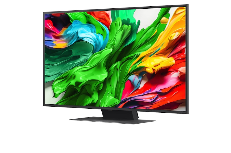 Salpicos de tinta explodem de cima para baixo em diversas cores. Certificação Intertrek para um volume de cores a 100 % para DCI-P3. O título fala da nova e única tecnologia de ampla gama de cores da LG que lhe permite ver cores vívidas no seu ecrã.