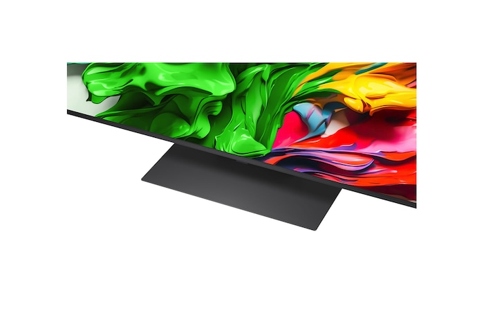 Uma família sentada num sofá virada para uma LG QNED TV montada na parede por cima de uma LG Soundbar com uma menina a apontar para um ecrã onde vemos dois golfinhos. O título fala de como cada ação é mais emocionante num ecrã gigante.