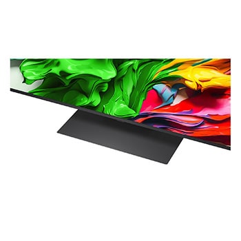 Uma família sentada num sofá virada para uma LG QNED TV montada na parede por cima de uma LG Soundbar com uma menina a apontar para um ecrã onde vemos dois golfinhos. O título fala de como cada ação é mais emocionante num ecrã gigante.