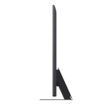 Uma família sentada num sofá virada para uma LG QNED TV montada na parede por cima de uma LG Soundbar com uma menina a apontar para um ecrã onde vemos dois golfinhos. O título fala de como cada ação é mais emocionante num ecrã gigante.