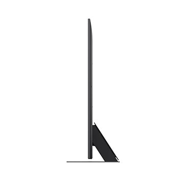 Uma família sentada num sofá virada para uma LG QNED TV montada na parede por cima de uma LG Soundbar com uma menina a apontar para um ecrã onde vemos dois golfinhos. O título fala de como cada ação é mais emocionante num ecrã gigante.