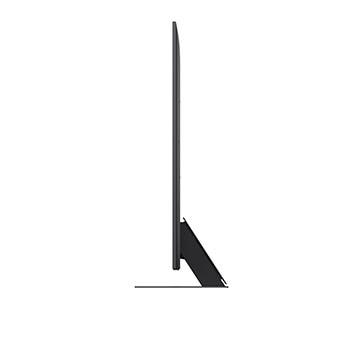 Ecrã de um LG TV com um AI Magic Remote em primeiro plano. O botão de AI está destacado e um balão de diálogo mostra o texto, a sugerir um filme de que gosto. No ecrã, vemos o ícone do utilizador E, indicando como o AI Voice ID foi capaz de identificar o utilizador e dar recomendações personalizadas apenas com base na sua voz.