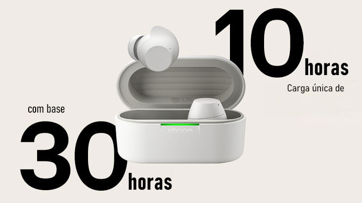 Uma base de xboom Buds branca está colocada com a luz acesa e com um par de earbuds no interior.