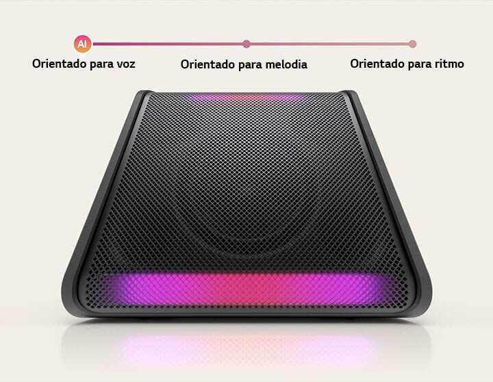 O xboom Stage 301 está posicionado com a luz acesa.
