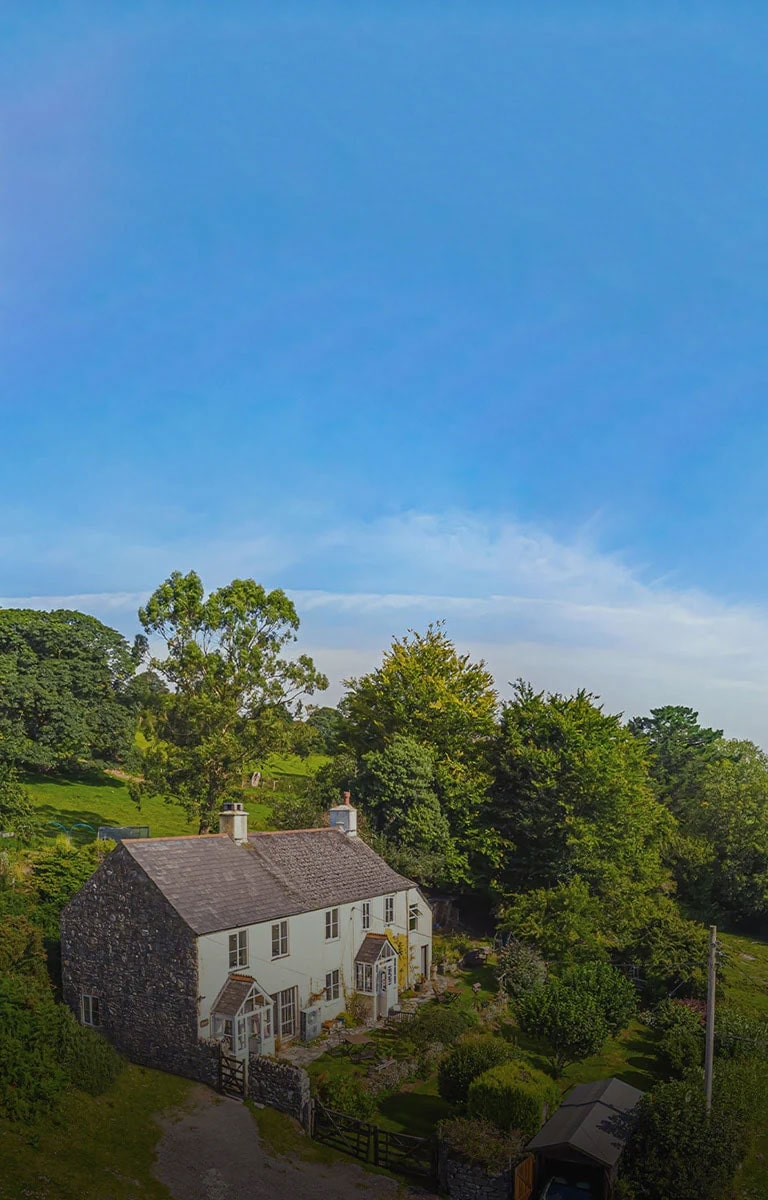 Uma grande casa no prado verde