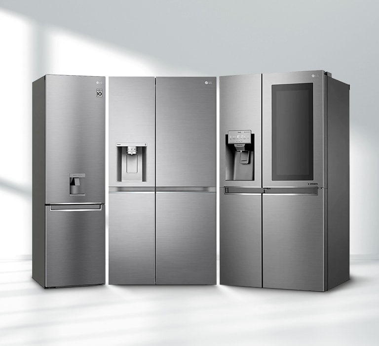 Há três frigoríficos na moldura da janela