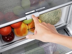 A fruta no frigorífico está a ser aberta à mão
