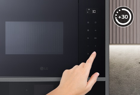 Un dito che tocca il pannello touch del forno a microonde