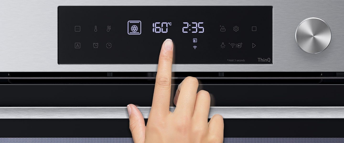 Imagem de um forno a ser limpo por dentro com um pano.