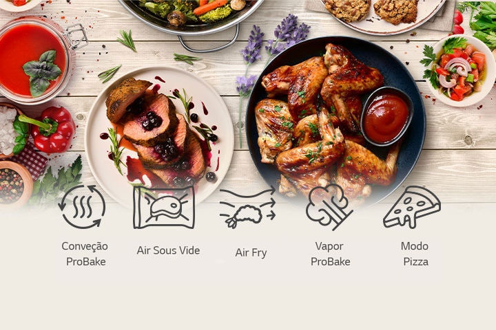 Imagem de peitos de frango cozinhados a vapor, asas de frango fritas em ar quente, bolachas, e bife air sous vide na mesa. Ícones que representam funções de Convecção ProBake, air sous vide, air fry e vapor ProBake.