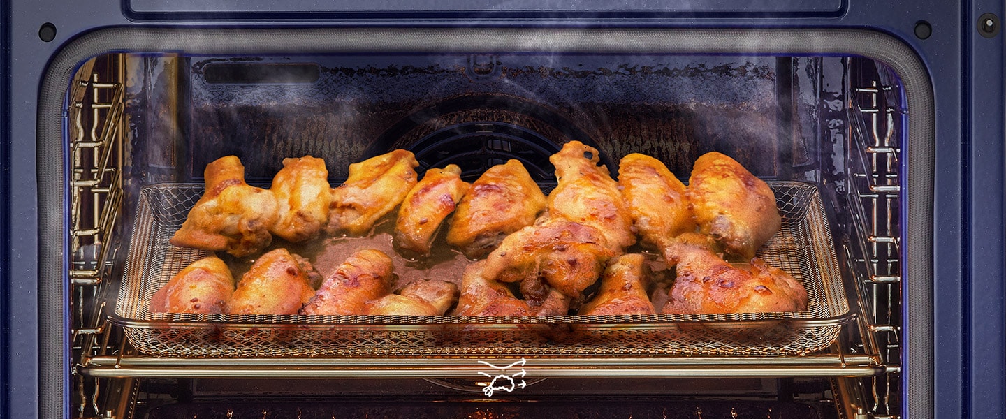 Imagem de asas de frango a serem fritas.