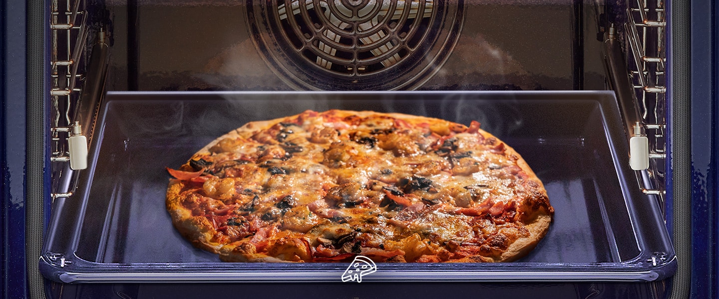 Imagem de uma pizza cozinhada num forno.