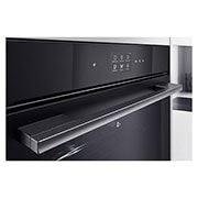 ThinQ_The oven and mobile are connected by the ThinQ logo. There are icons on the mobile that express ThinQ functions.