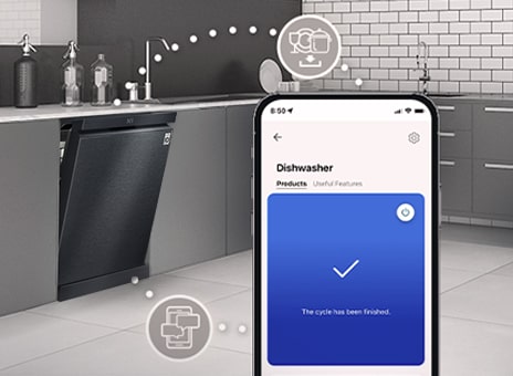 Máquina de lavar loiça livre LG de cor prata parcialmente aberta numa cozinha de estilo moderno e a app ThinQ da LG aberta a mostrar uma notificação de ciclo completado. 