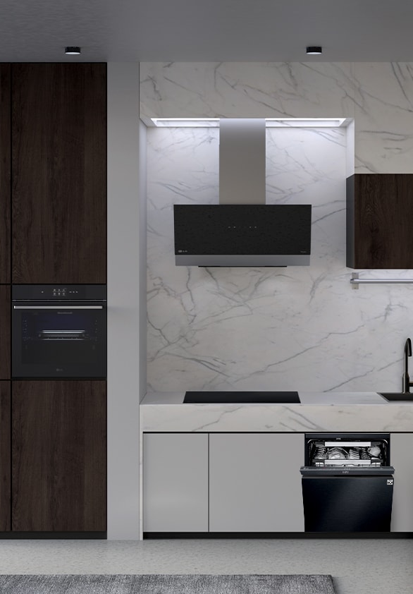 Cozinha com uma máquina de lavar loiça livre LG, forno, exaustor e placa de indução instalados.