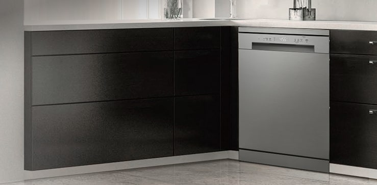 Máquina de loiça com design minimalista instalada na cozinha.