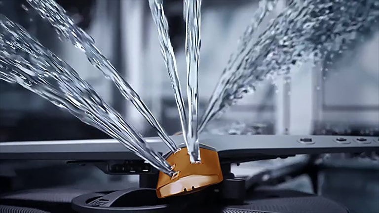 Video de imagem próxima com jatos de água intensos oriundos dos braços rotacionais