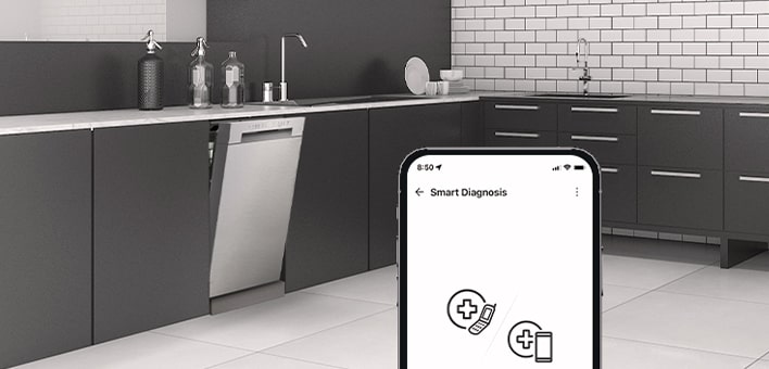 Interior de uma cozinha com uma máquina de lavar loiça livre LG com a porta parcialmente aberta, e com a aplicação LG ThinQ™.