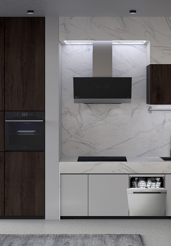 Cozinha com uma máquina de lavar loiça livre da LG, forno, exaustor e placa de indução instalados.