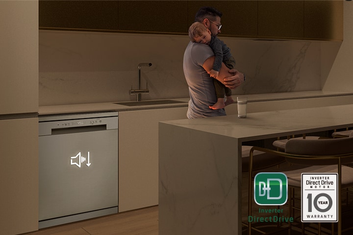 Homem a segurar no seu bébé na cozinha enquanto a máquina de lavar loiça livre da LG trabalha silenciosamente.