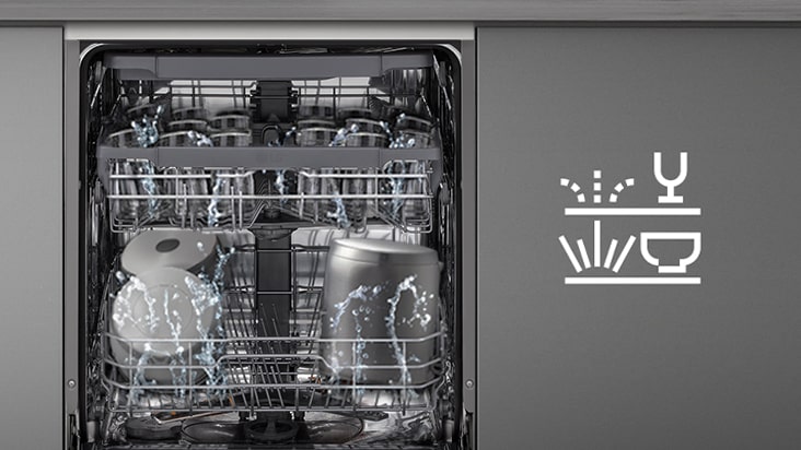 Interior de uma máquina de lavar loiça livre LG com o cesto superior a lavar gentilmente e o inferior com maior intensidade.