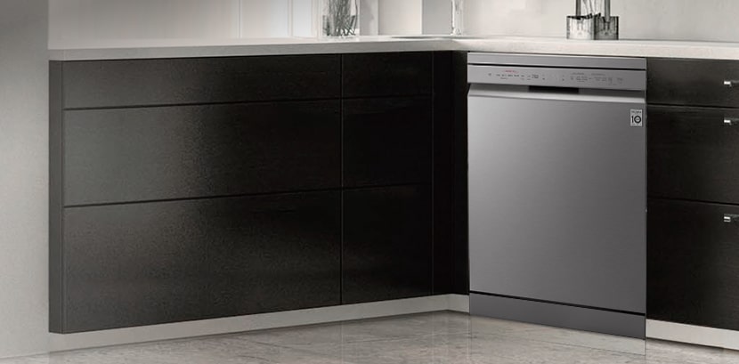 Visão geral de uma cozinha moderna com uma máquina de lavar loiça LG instalada por debaixo de um balcão.