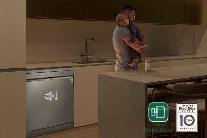 Homem a segurar no seu bébé na cozinha enquanto a máquina de lavar loiça livre da LG trabalha silenciosamente.